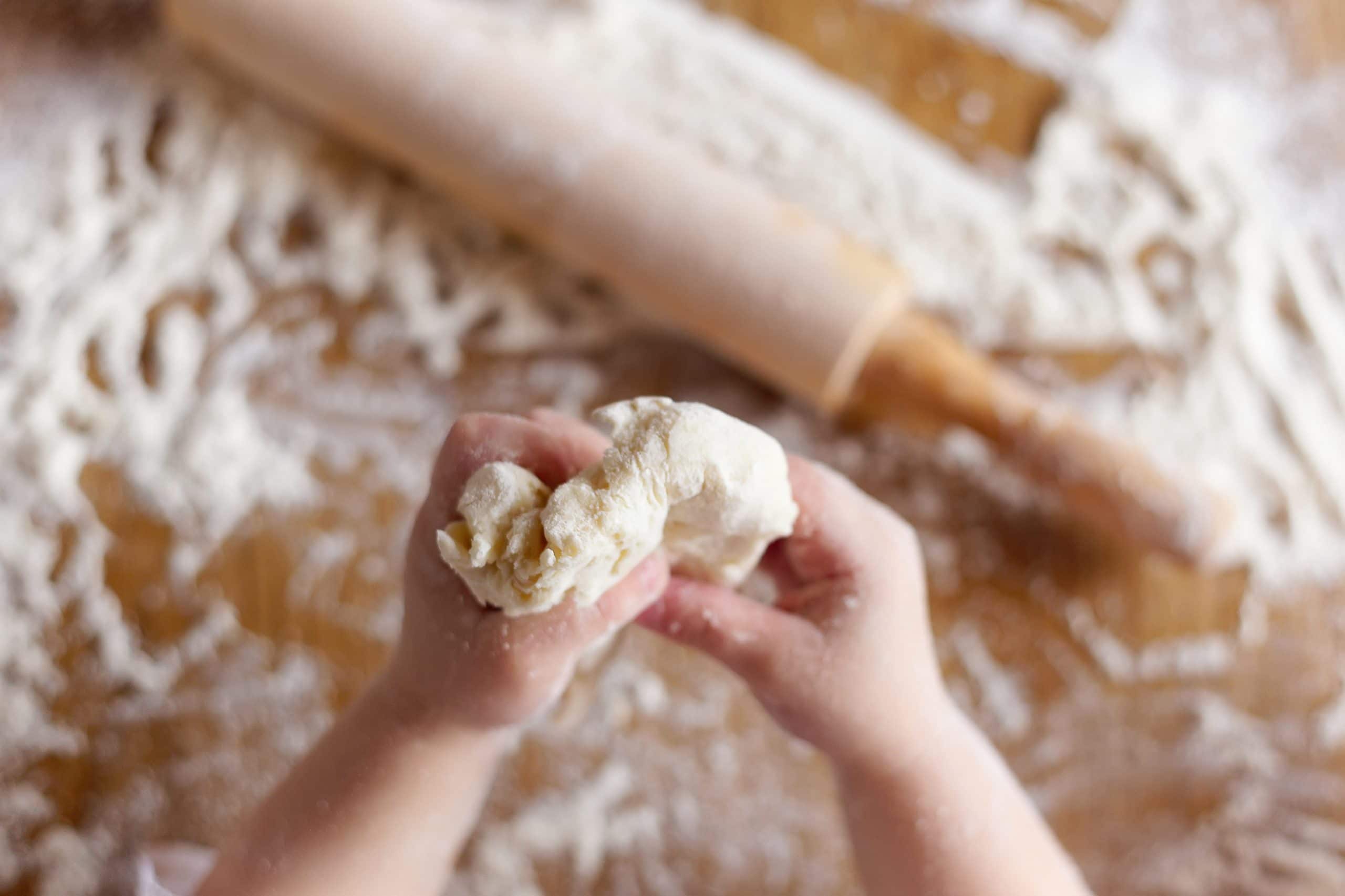 Osterbäckerei in Unterwäsche? Egal, Hauptsache, man darf ordentlich matschen!