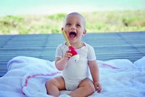 Selbst in weißer Unisex Babywäsche zum Verlieben süß!