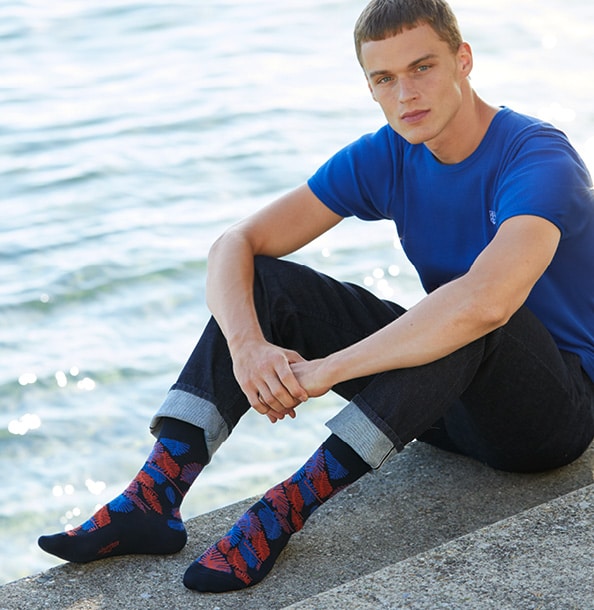 Socken mit modischen Farben und Mustern.