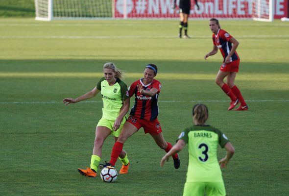 Fußballspielerinnen im Spiel auf einem Fußballplatz