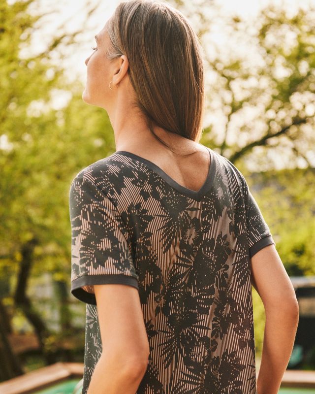 Dreaming of spring 🌷☀

Our Selected Premium nightshirt made of fine modal jersey makes us look forward to the coming season. The modern print and flattering V-neckline make it the perfect outfit for cosy hours at home or outside in the sunshine.

Are you looking forward to spring? 

-

Wir träumen schon von lauen Frühlingstagen 🌷☀

Unser Selected Premium Nachthemd aus feinem Modal-Jersey weckt Vorfreude auf die kommende Jahreszeit. Der moderne Druck und der schmeichelnde V-Ausschnitt machen es zum perfekten Outfit für gemütliche Stunden daheim oder draußen im Sonnenschein.

Freut ihr euch schon auf den Frühling?

Artikelnr.: 181224-904

#Schiesser #NewCollection #NeueKollektion #Retreat #SelectedPremium #Sleepwear #Nachthemd