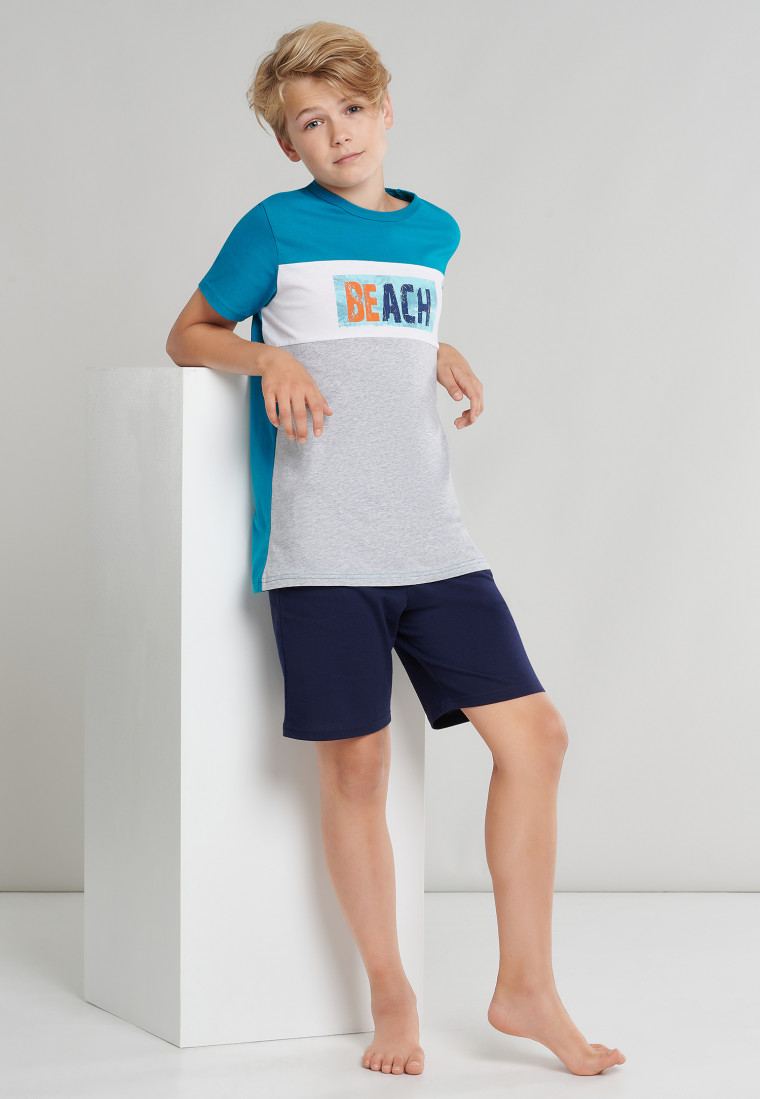 Pigiama corto in cotone organico con motivo a righe larghe e scritta "Beach" di colore verde scuro - Beach Life