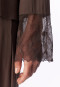 Pigiama lungo in tessuto a trama, con pizzo, marrone scuro - Modern Lace