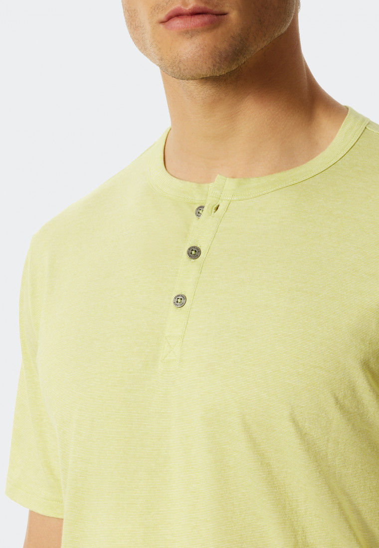 Pyjama court avec une patte de boutonnage, des lettres rayées citron vert ettres bleu foncé - Fashion Nightwear