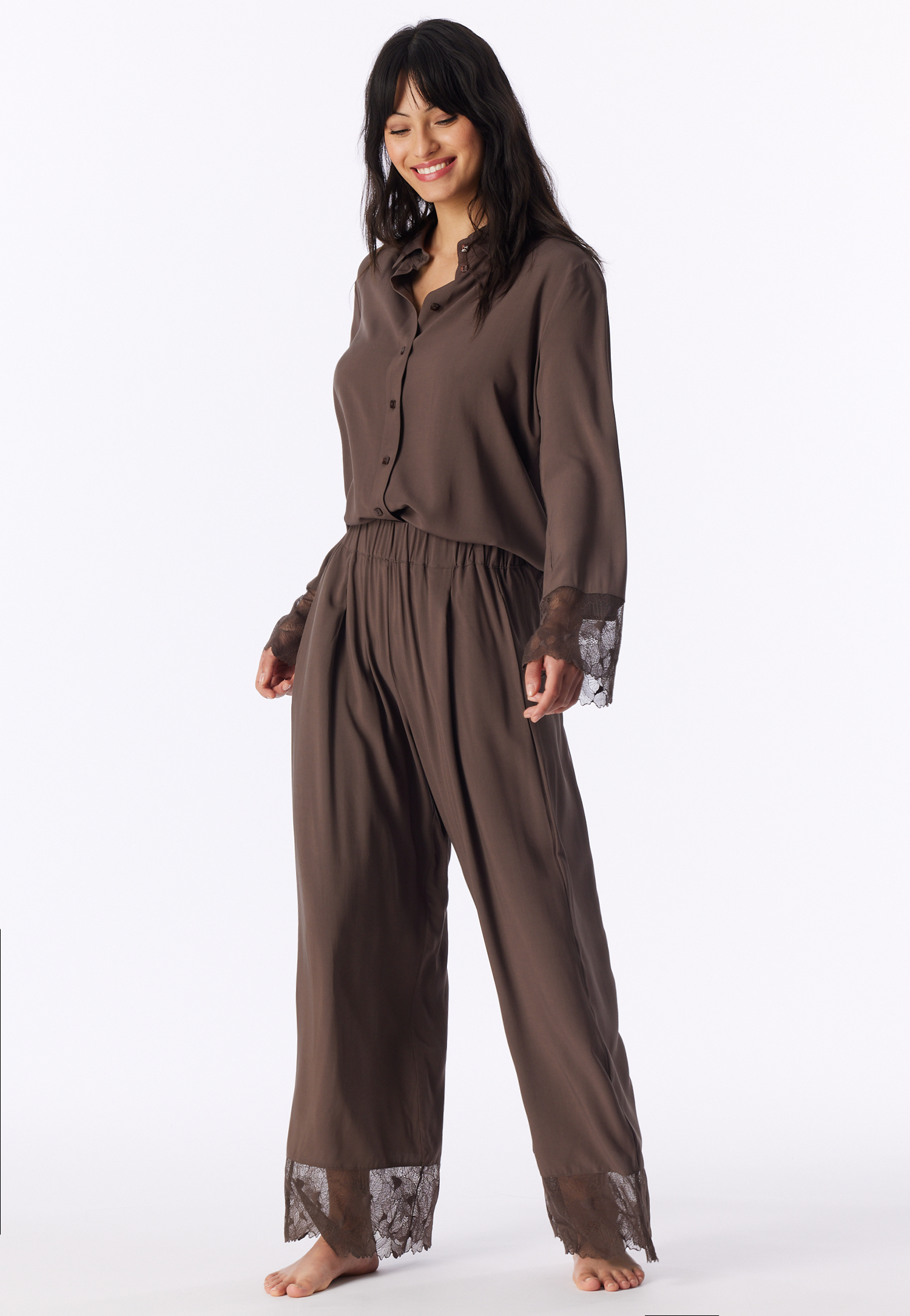 Lang pyjama van geweven stof met kant, donkerbruin - Modern Lace 36