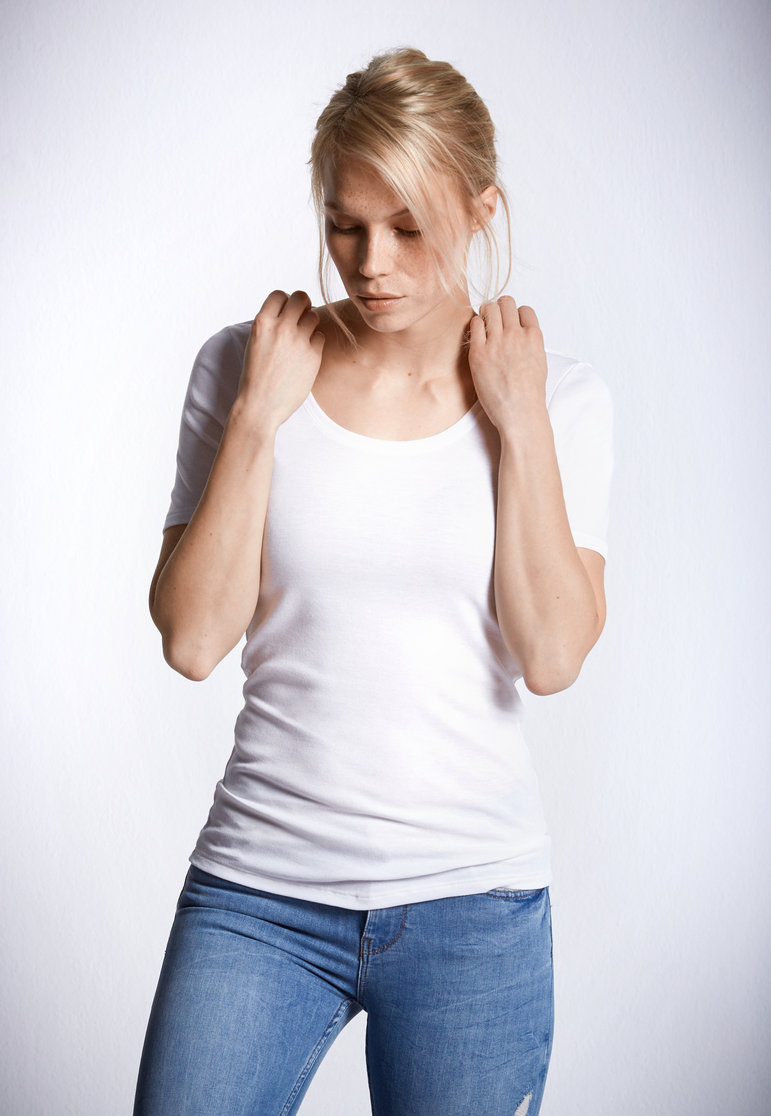 Artikel klicken und genauer betrachten! - weißes T-Shirt für Damen - aus der Revival-Kollektion "Emma" - runder Halsausschnitt - körpernahe Schnittform - in weicher Feinripp-Qualität | im Online Shop kaufen