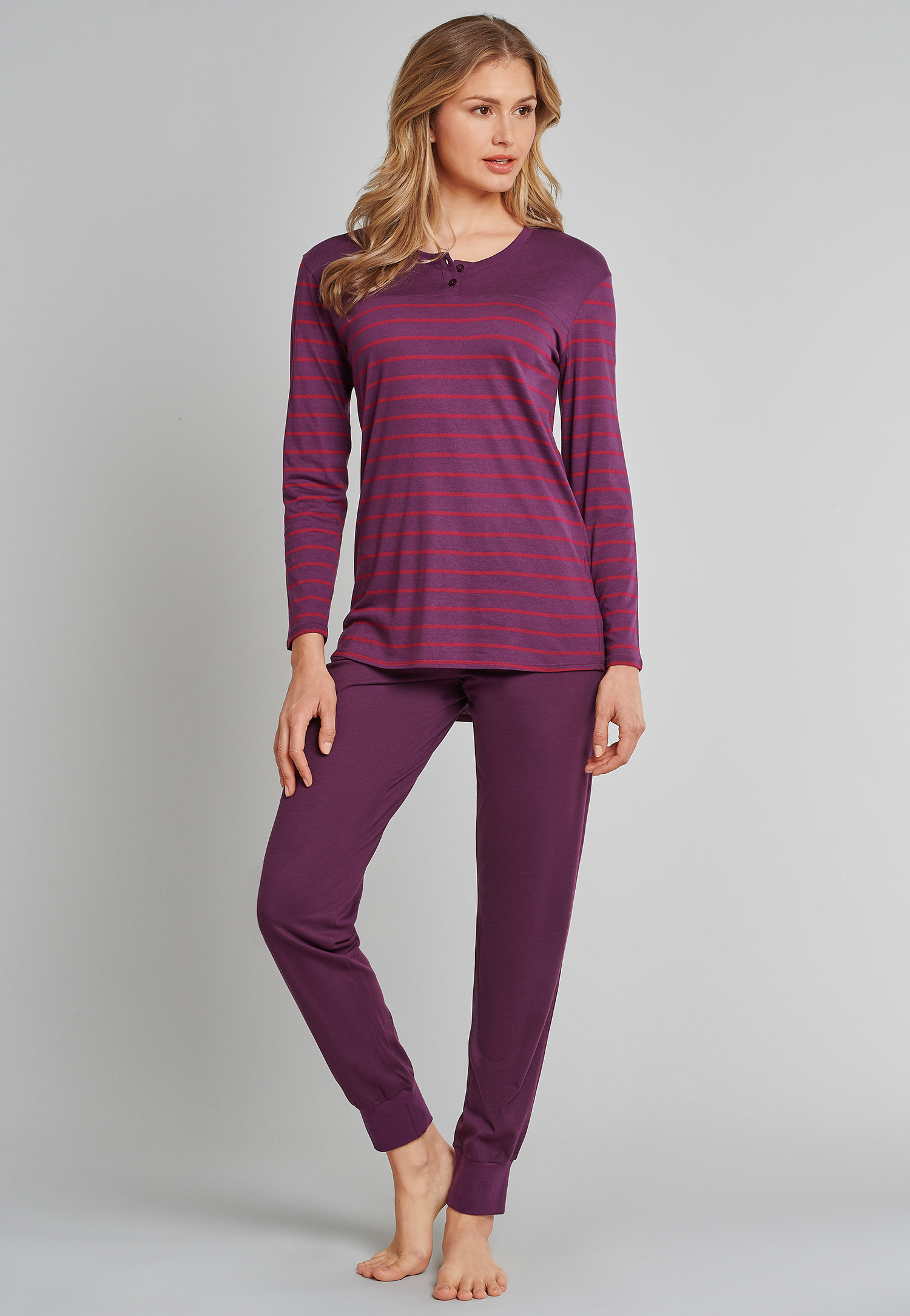 Artikel klicken und genauer betrachten! - langer Schlafanzug für Damen mit pflaume-cranberry geringeltem Shirt und pflaume-farbener Hose - aus der SCHIESSER-Serie "selected! | im Online Shop kaufen