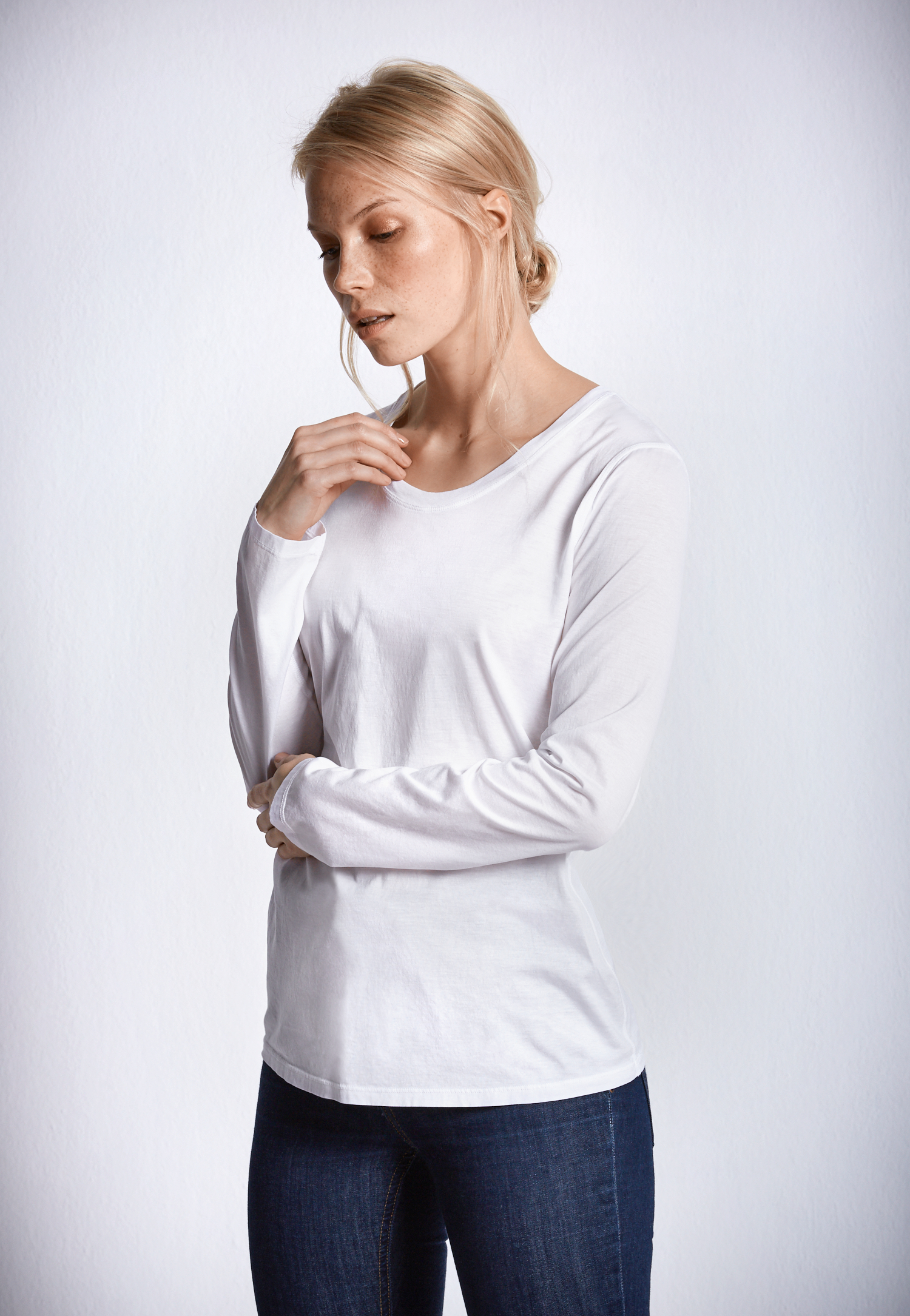 Artikel klicken und genauer betrachten! - weißes Langarmshirt für Damen - aus der Revival-Kollektion "Ina" - mit rundem Halsausschnitt - extraflache, komfortable Ränder - stückgefärbt - aus hochwertigem Premium Single Jersey aus Zwirn | im Online Shop kaufen
