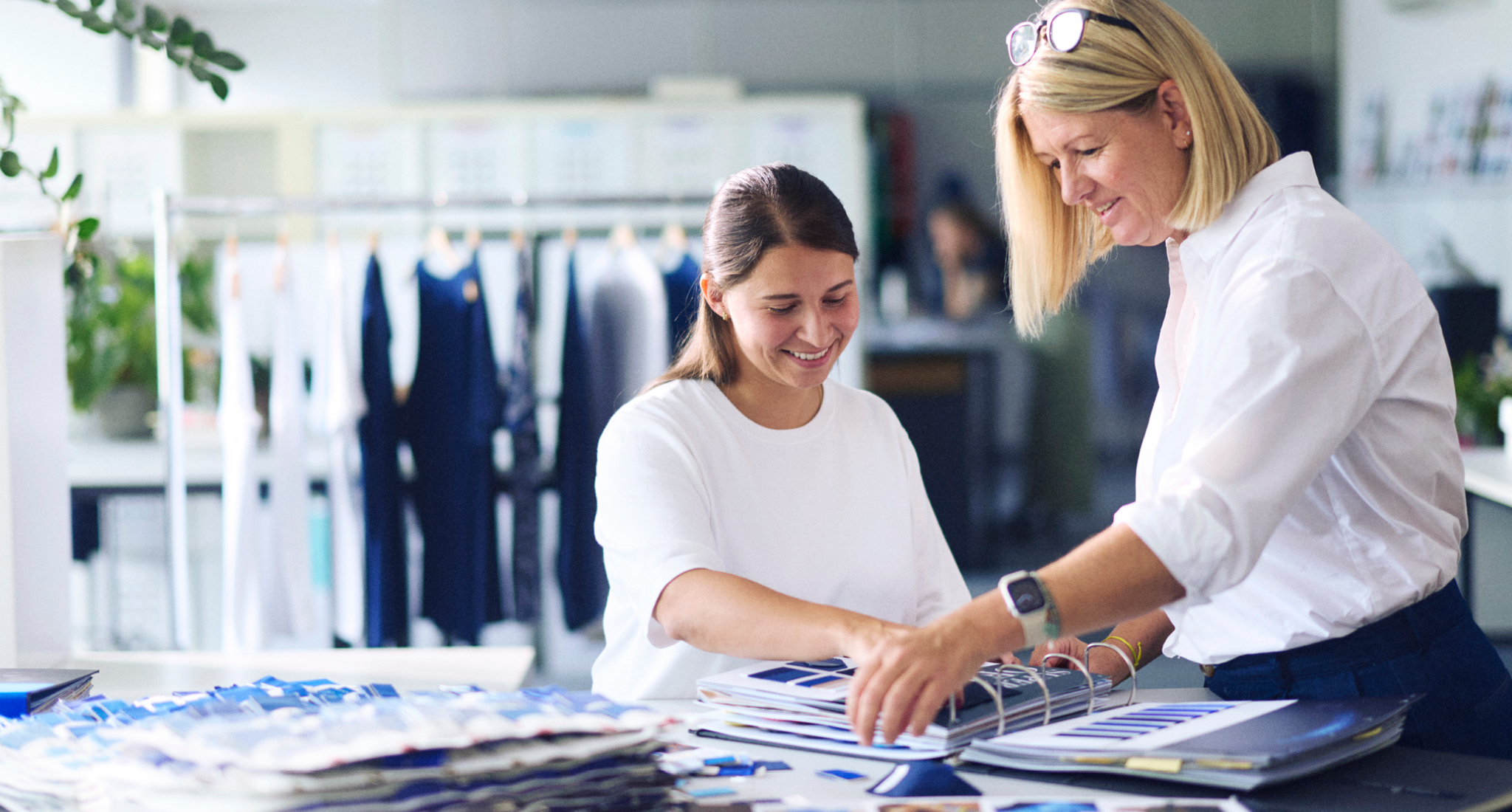 Zwei Frauen in weißen T-Shirts.