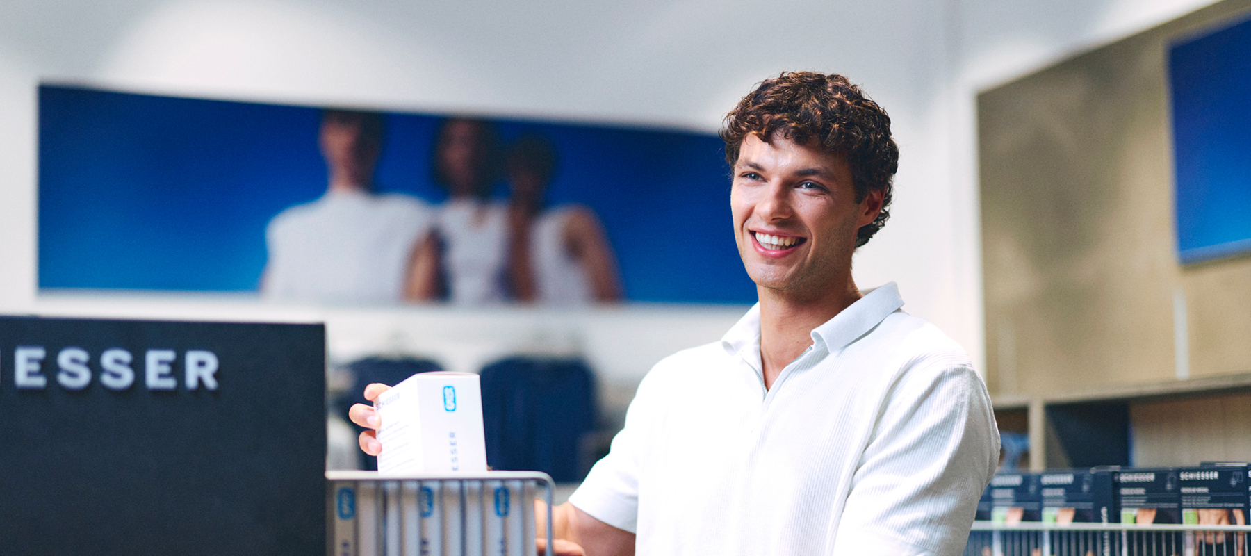 Mann in weißem Polo Shirt.